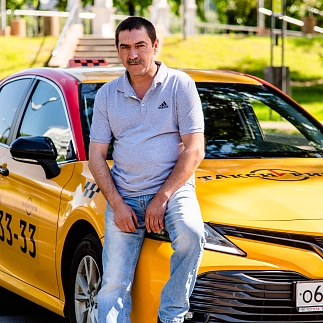 Водитель такси Toyota Camry в Такси Ритм