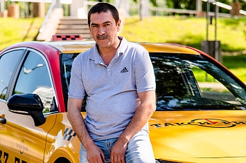 Водитель такси Toyota Camry в Такси Ритм
